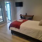 Cornerstone Guesthouse Alk Van Zyl